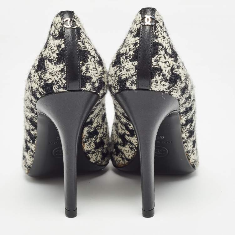 Pre Owned Chanel Black/White Tweed and Leather Cap Toe CC Pumps Size 38.5