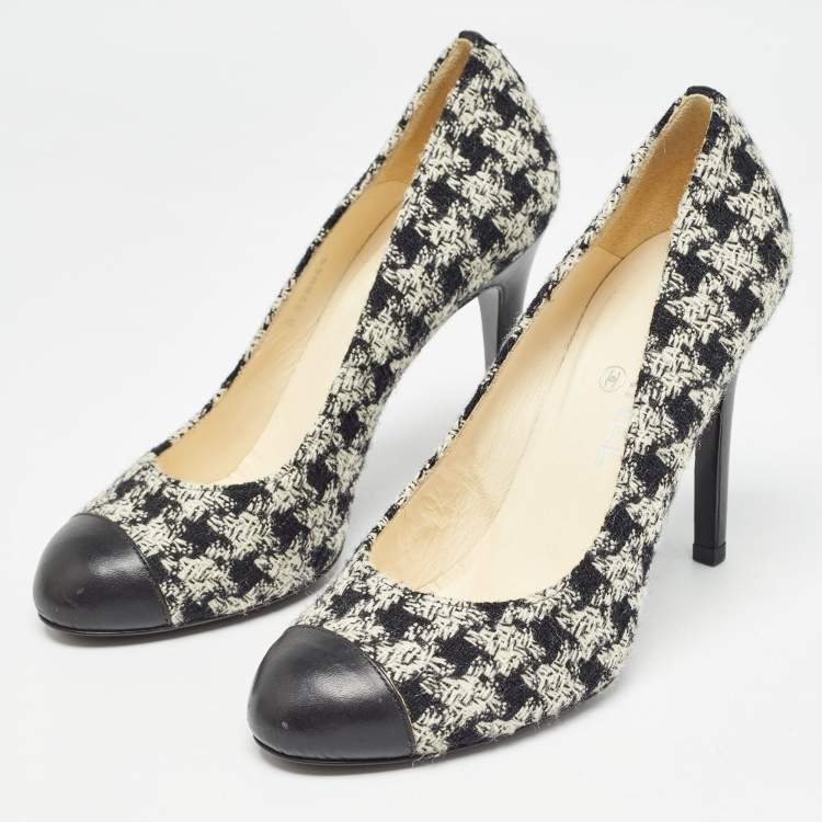 Pre Owned Chanel Black/White Tweed and Leather Cap Toe CC Pumps Size 38.5