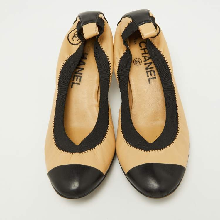 Pre Owned Chanel Beige/Black Leather Cap Toe Scrunch Ballet Pumps Size 36