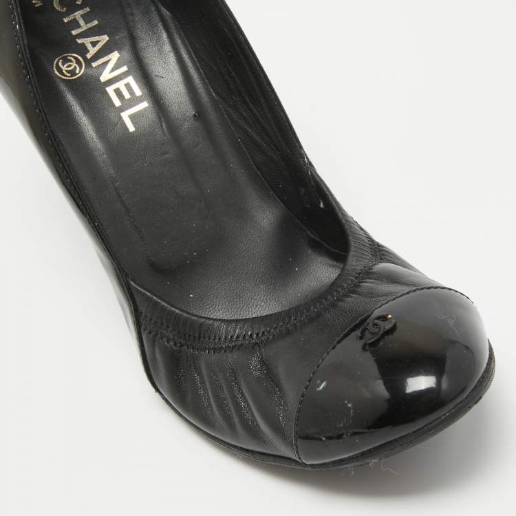 Pre Owned Chanel Black Patent and Leather CC Scrunch Pumps Size 39