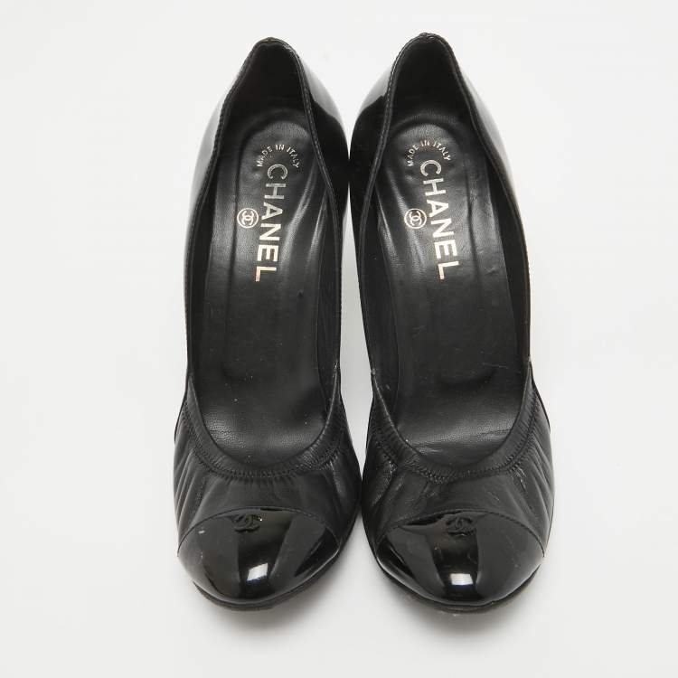 Pre Owned Chanel Black Patent and Leather CC Scrunch Pumps Size 39