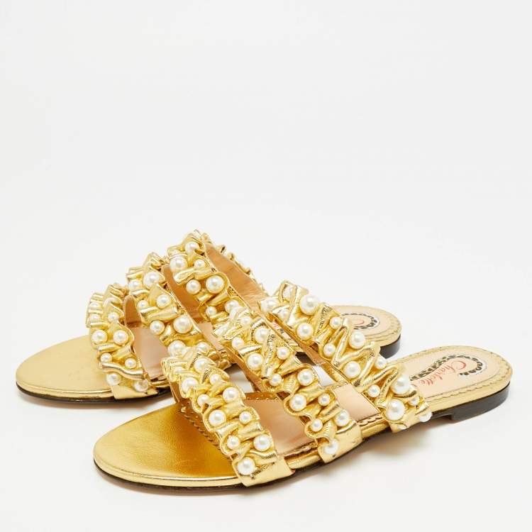 مملوكة مسبقًا Charlotte Olympia Pearl Embellished Size 35 Gold Pleated Leather Flat Slides