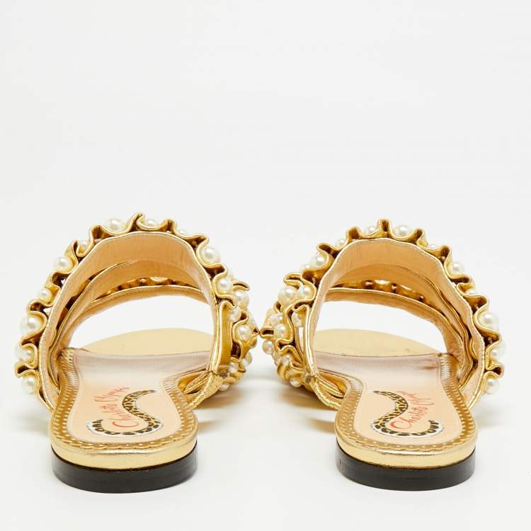 مملوكة مسبقًا Charlotte Olympia Pearl Embellished Size 35 Gold Pleated Leather Flat Slides