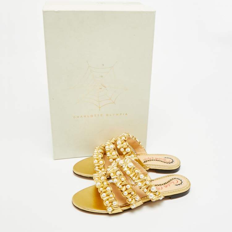 مملوكة مسبقًا Charlotte Olympia Pearl Embellished Size 35 Gold Pleated Leather Flat Slides