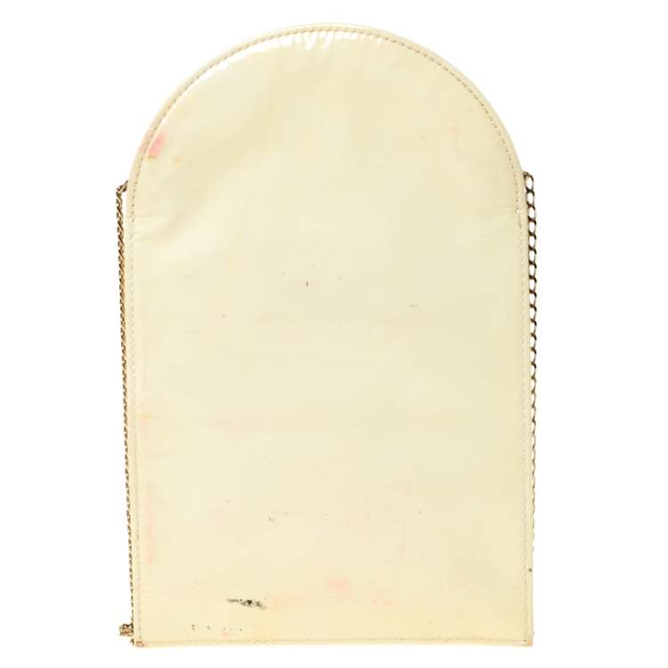 مملوكة مسبقًا Charlotte Olympia Cream Patent Leather Chain Clutch
