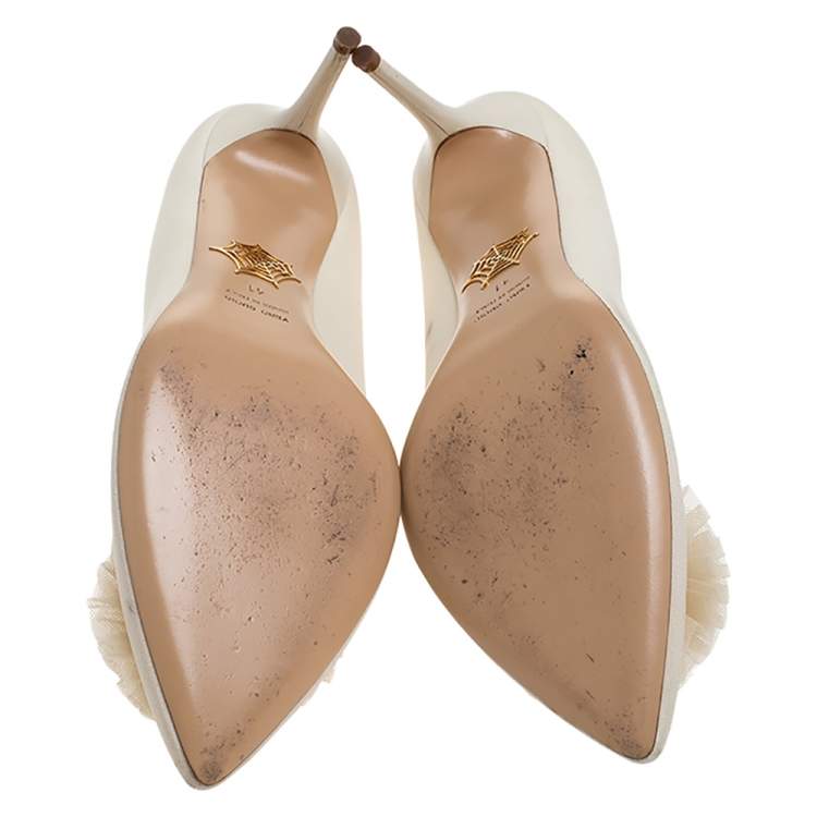 مملوكة مسبقًا Charlotte Olympia Cream Canvas Desiree Pom Pom Pumps Size 41
