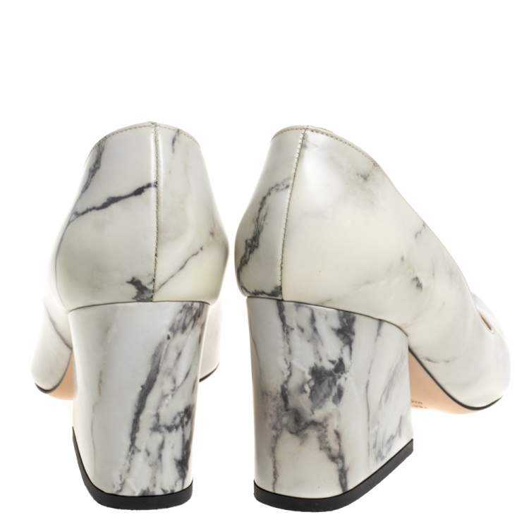 مملوكة مسبقًا Charlotte Olympia Cream Marble Print Leather Mabel Pumps Size 37.5