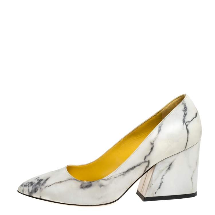 مملوكة مسبقًا Charlotte Olympia Cream Marble Print Leather Mabel Pumps Size 37.5