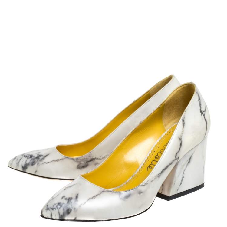 مملوكة مسبقًا Charlotte Olympia Cream Marble Print Leather Mabel Pumps Size 37.5