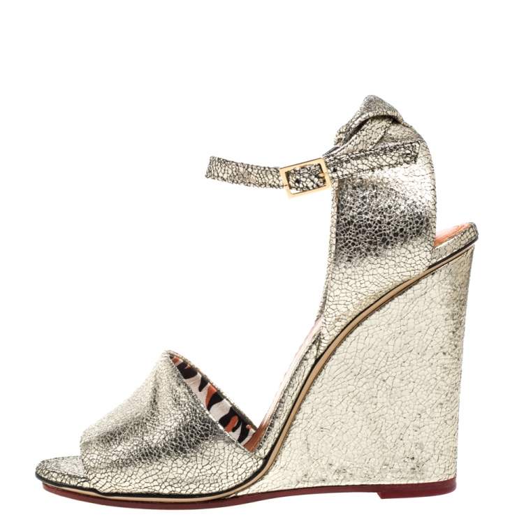 مملوكة مسبقًا Charlotte Olympia Metallic Gold Crackled Leather Mischievous Wedge Sandals Size 38
