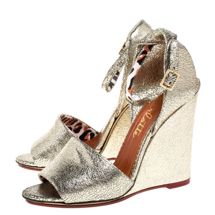 مملوكة مسبقًا Charlotte Olympia Metallic Gold Crackled Leather Mischievous Wedge Sandals Size 38