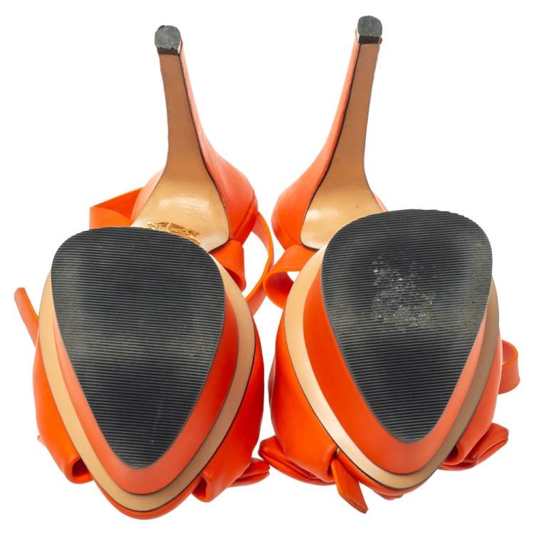 مملوكة مسبقًا Charlotte Olympia Orange Vinyl Leather Serena Bow Ankle Strap Platform Sandals Size 35.5