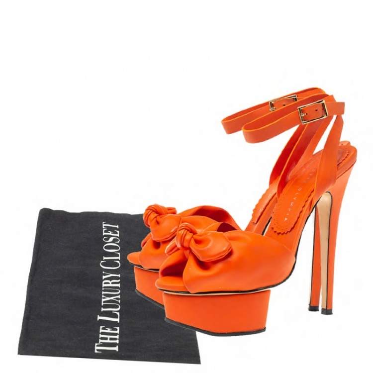 مملوكة مسبقًا Charlotte Olympia Orange Vinyl Leather Serena Bow Ankle Strap Platform Sandals Size 35.5
