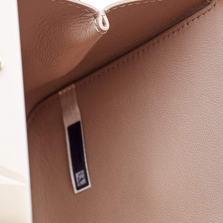 Pre Owned Chloe Sandy Beige Resin Kiss Minaudière Clutch