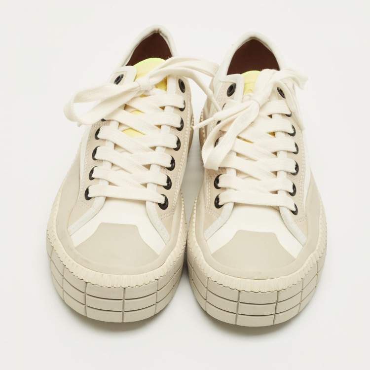 مملوكة مسبقًا حذاء رياضي كلوي كلينت قماش جلدي بيج وأبيض بعنق منخفض مقاس 35