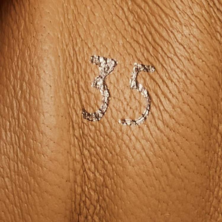 مملوكة مسبقًا حذاء رياضي كلوي كلينت قماش جلدي بيج وأبيض بعنق منخفض مقاس 35