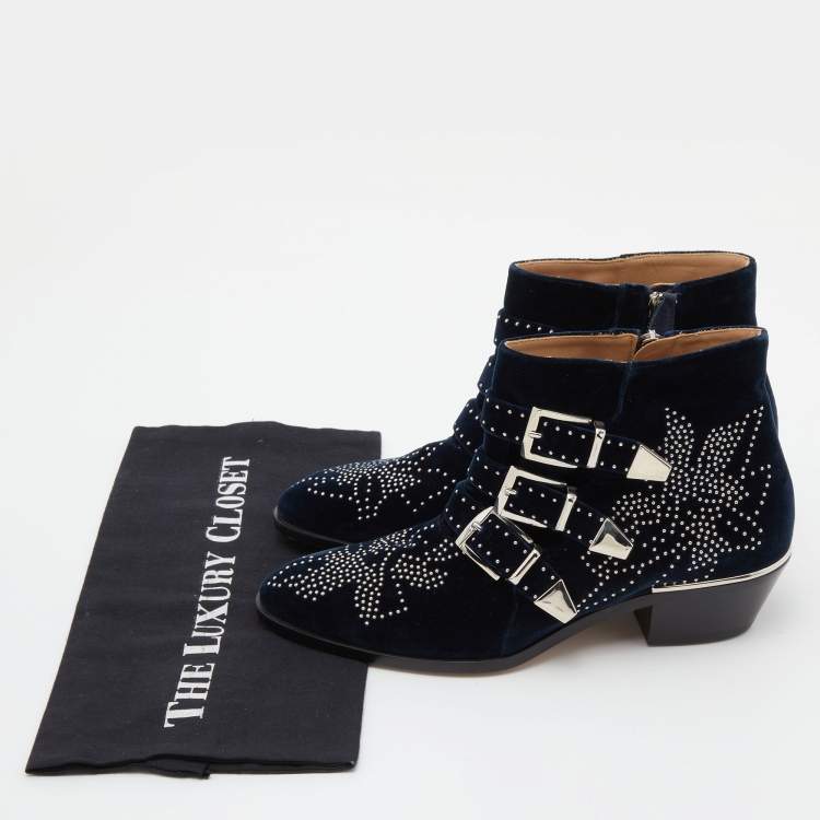 مملوكة مسبقًا Chloe Navy Blue Studded Velvet Susanna Boots Size 38.5