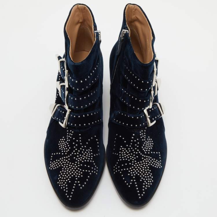 مملوكة مسبقًا Chloe Navy Blue Studded Velvet Susanna Boots Size 38.5