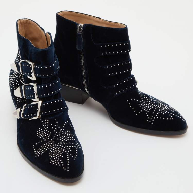 مملوكة مسبقًا Chloe Navy Blue Studded Velvet Susanna Boots Size 38.5