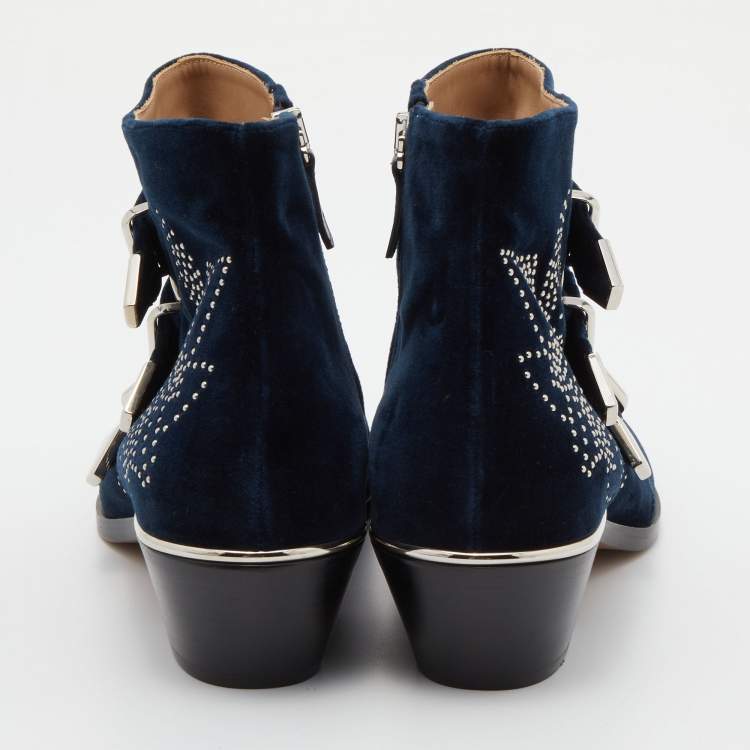 مملوكة مسبقًا Chloe Navy Blue Studded Velvet Susanna Boots Size 38.5