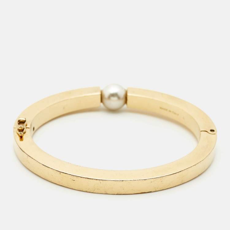 مملوكة مسبقًا Chloé Darcy Faux Pearl Bangle Bracelet