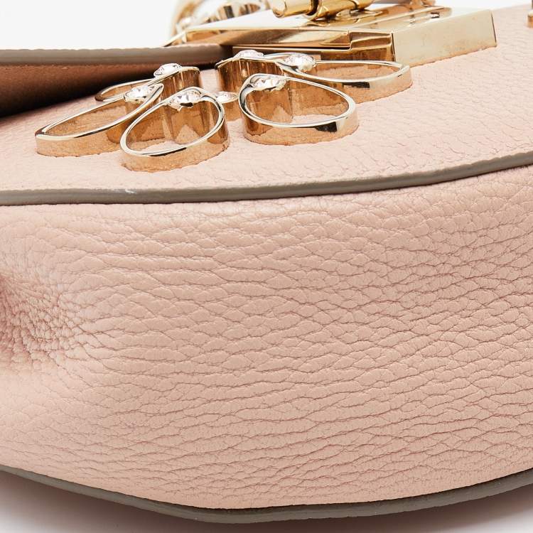 مملوكة مسبقًا Chloe Pink Leather Floral Metal Embellished Mini Drew Crossbody Bag