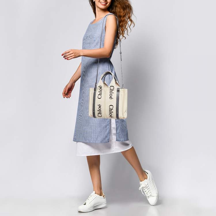مملوكة مسبقًا Chloe Beige/Black Canvas and Leather Small Woody Tote