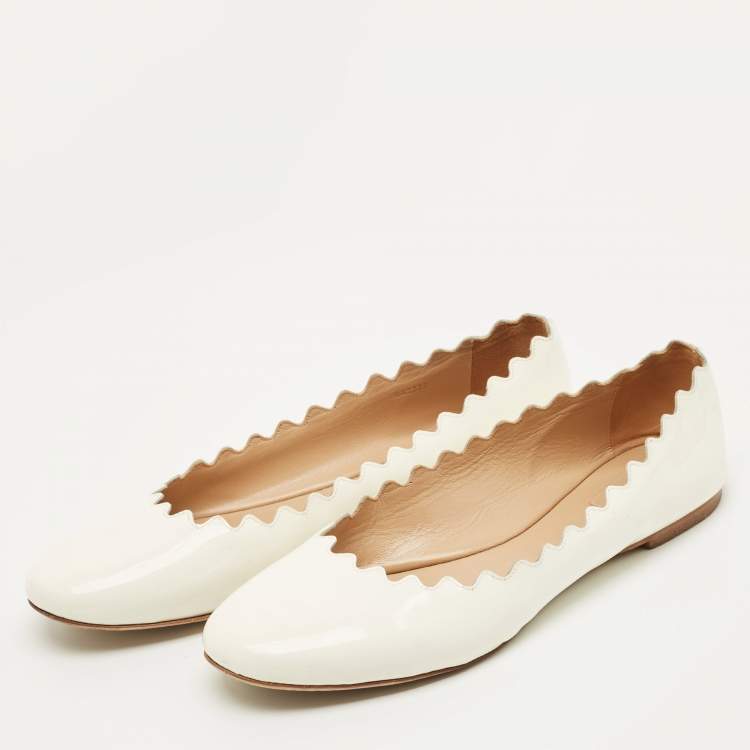 مملوكة مسبقًا Chloe Laurena Scalloped Size 41 White Patent Leather Ballet Flats