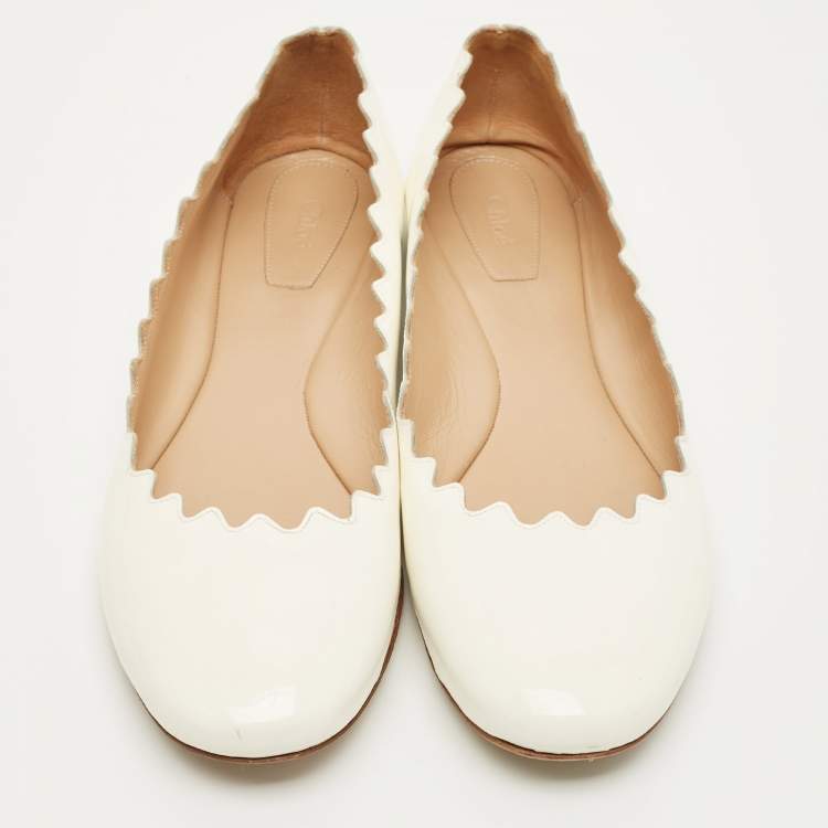 مملوكة مسبقًا Chloe Laurena Scalloped Size 41 White Patent Leather Ballet Flats