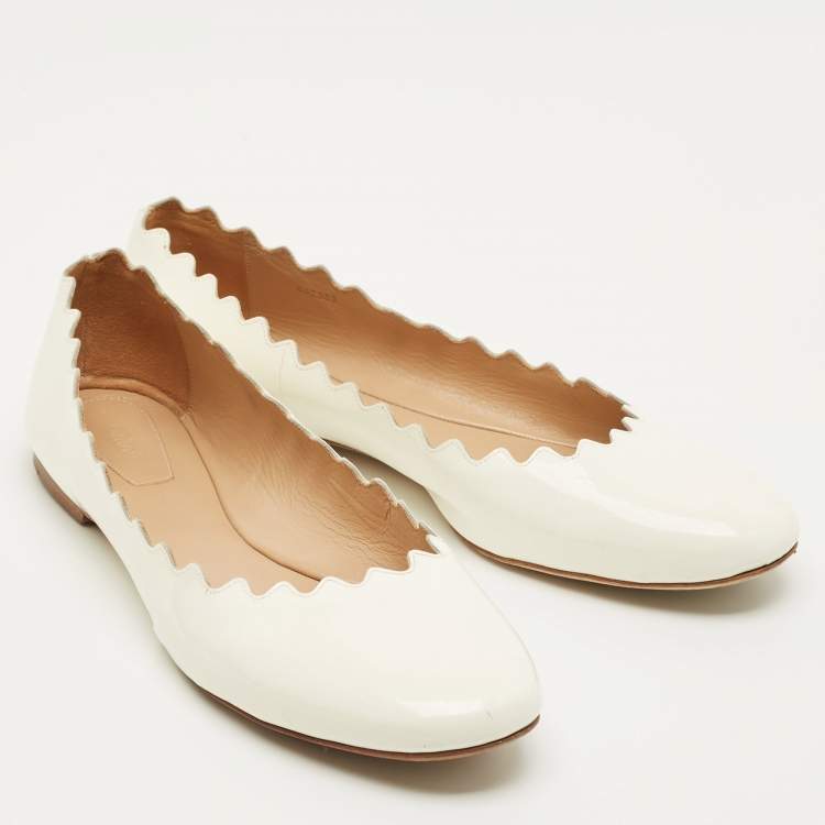 مملوكة مسبقًا Chloe Laurena Scalloped Size 41 White Patent Leather Ballet Flats