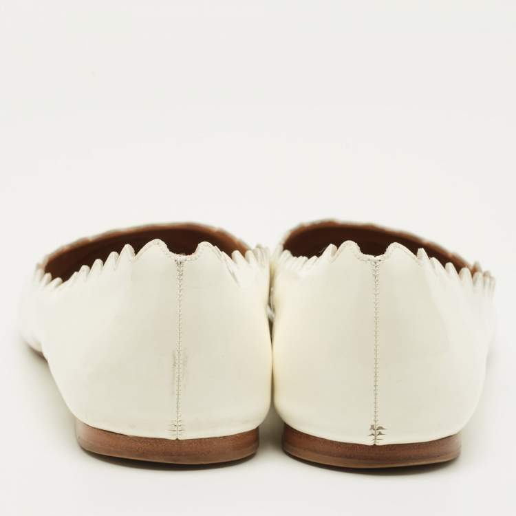 مملوكة مسبقًا Chloe Laurena Scalloped Size 41 White Patent Leather Ballet Flats