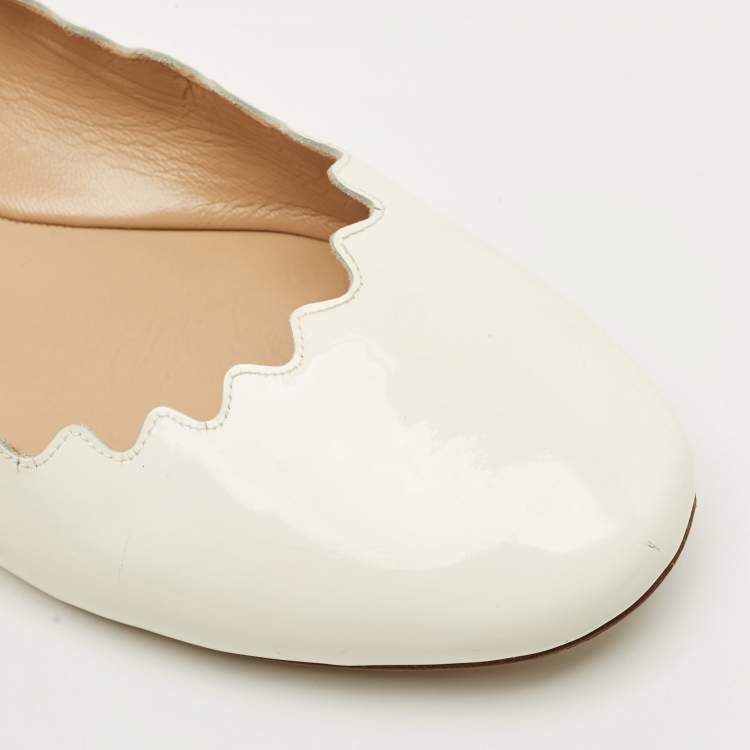 مملوكة مسبقًا Chloe Laurena Scalloped Size 41 White Patent Leather Ballet Flats