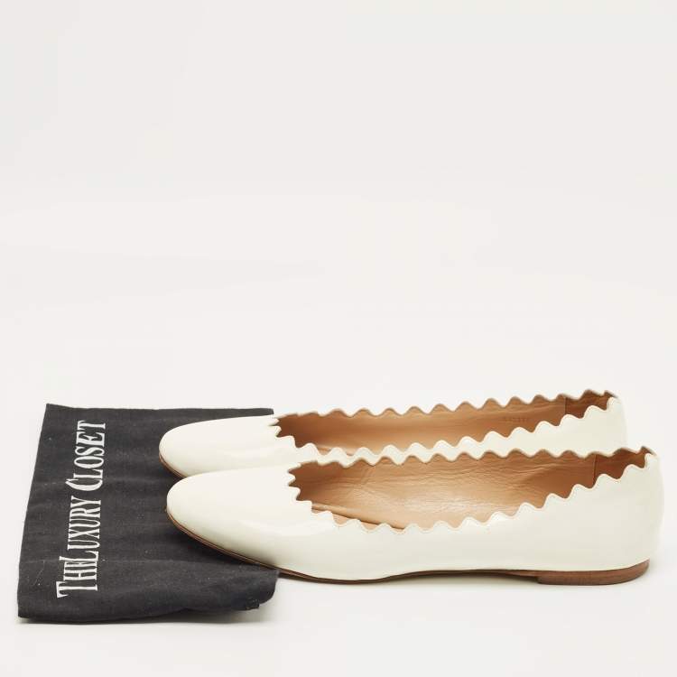 مملوكة مسبقًا Chloe Laurena Scalloped Size 41 White Patent Leather Ballet Flats