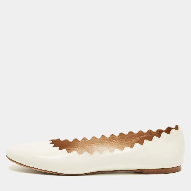 مملوكة مسبقًا Chloe Laurena Scalloped Size 41 White Patent Leather Ballet Flats