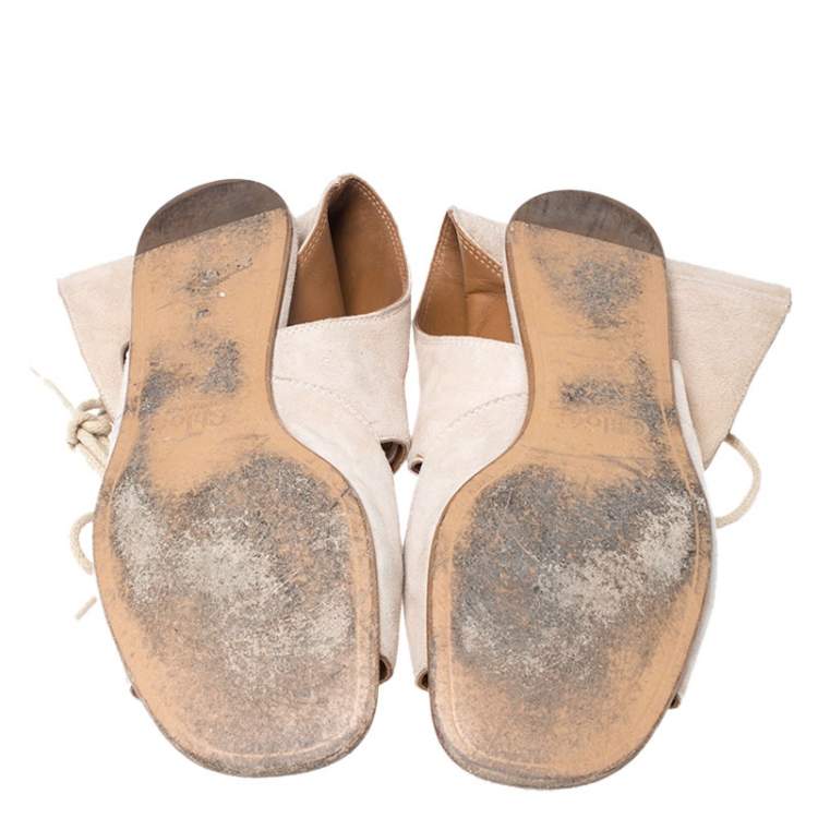 مملوكة مسبقًا Chloe Beige Suede Gladiator Ankle Wrap Flap Sandals Size 38.5