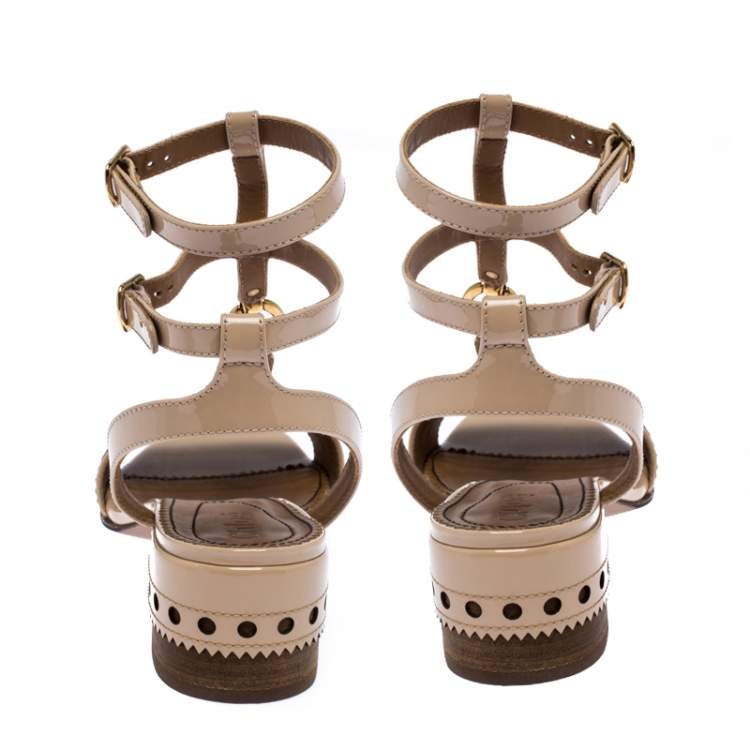 مملوكة مسبقًا Chloe Beige Brogues Patent Leather Perry T Strap Sandals Size 38