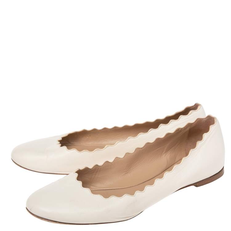 مملوكة مسبقًا Chloe White Leather Lauren Scalloped Ballet Flats Size 38