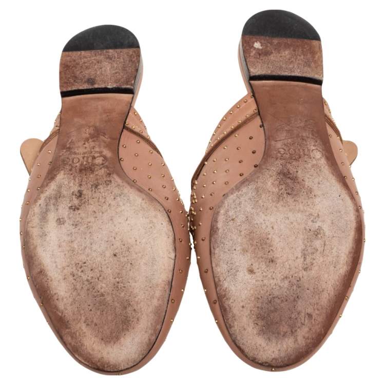مملوكة مسبقً�ا Chloe Beige Leather Lauren Buckle Strap Studded Mule Flats Size 36