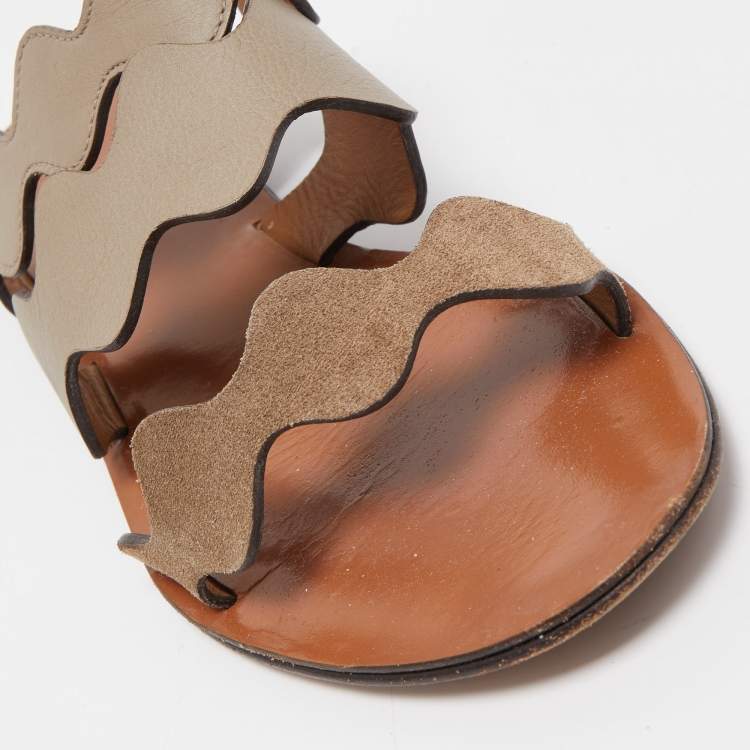مملوكة مسبقًا Chloe Grey  Leather and Suede Lauren Wavy Three Strap Flat Slides Size 37.5