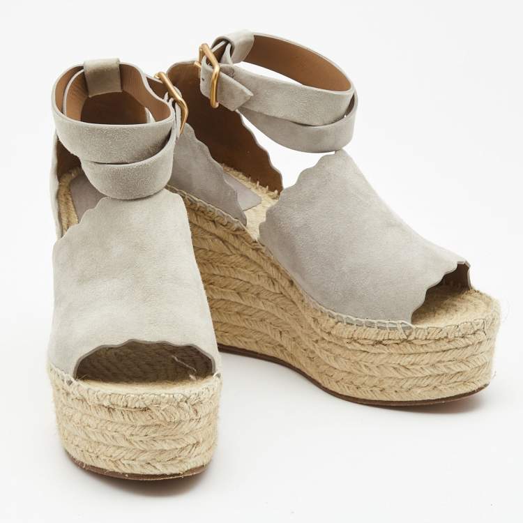 مملوكة مسبقًا Chloe Grey Suede Scalloped Trim Lauren Ankle Wrap Espadrille Platform Wedge Sandals Size 39