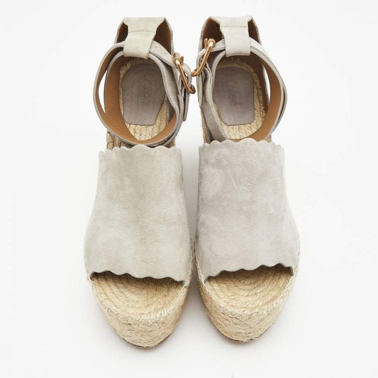 مملوكة مسبقًا Chloe Grey Suede Scalloped Trim Lauren Ankle Wrap Espadrille Platform Wedge Sandals Size 39