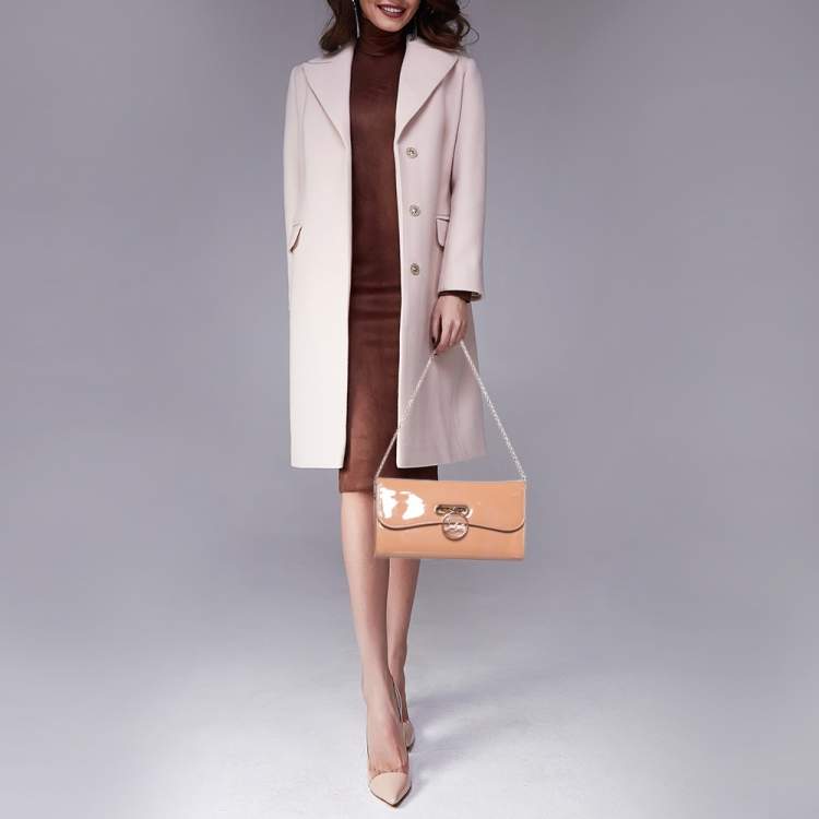 مملوكة مسبقًا Christian Louboutin Beige Patent Leather Riviera Chain Clutch