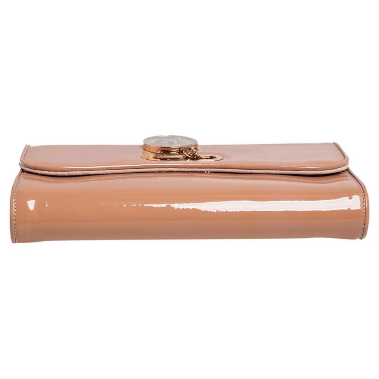 مملوكة مسبقًا Christian Louboutin Beige Patent Leather Riviera Chain Clutch