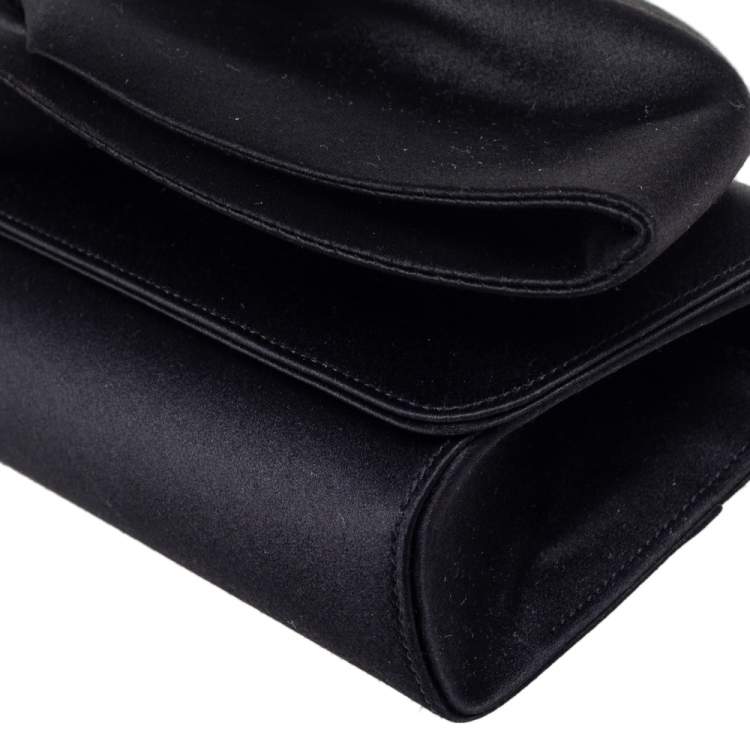 مملوكة مسبقًا Christian Louboutin Black Satin Loubibow Clutch
