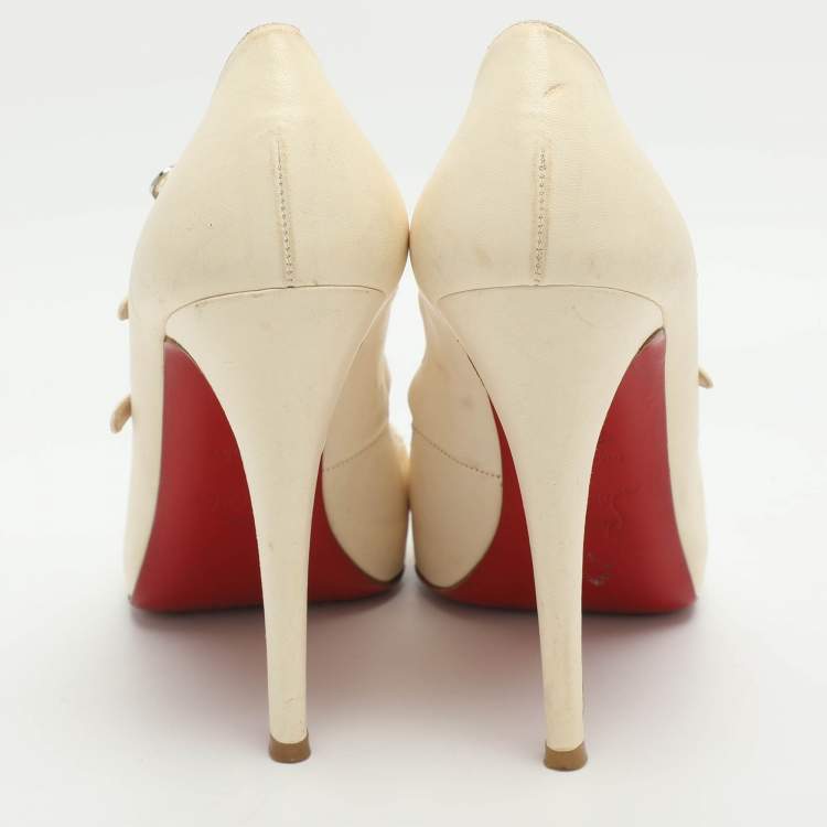 مملوكة مسبقًا Christian Louboutin Size 37.5 Cream Leather Strappy Pumps
