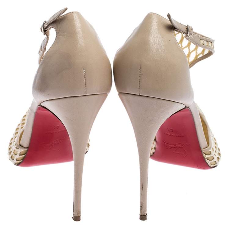 مملوكة مسبقًا Christian Louboutin Beige Lace Salonu Pointed Toe T Strap Sandals Size 41