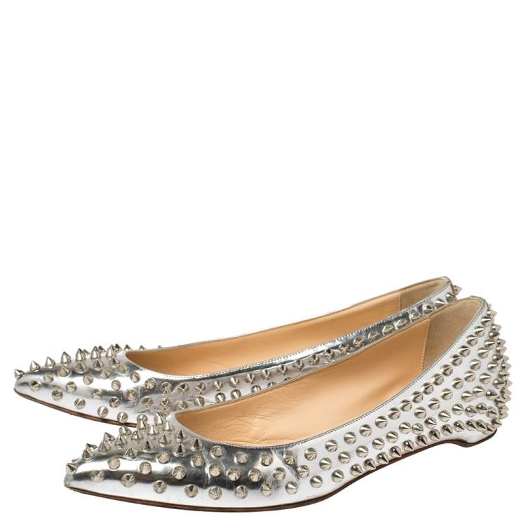 مملوكة مسبقًا Christian Louboutin Silver Metallic Leather Pigalle Spikes Flats Size 39.5