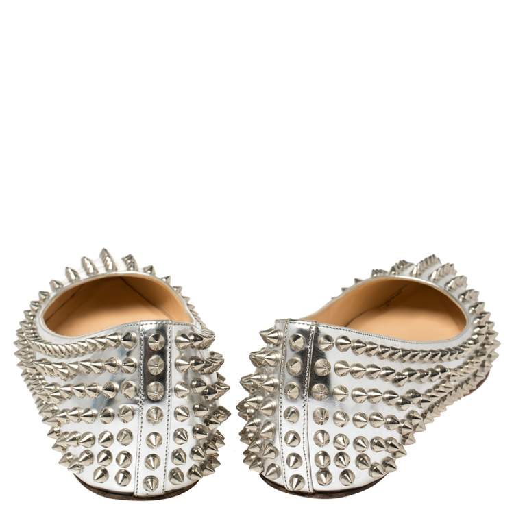 مملوكة مسبقًا Christian Louboutin Silver Metallic Leather Pigalle Spikes Flats Size 39.5