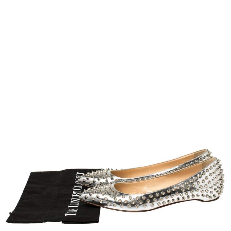 مملوكة مسبقًا Christian Louboutin Silver Metallic Leather Pigalle Spikes Flats Size 39.5