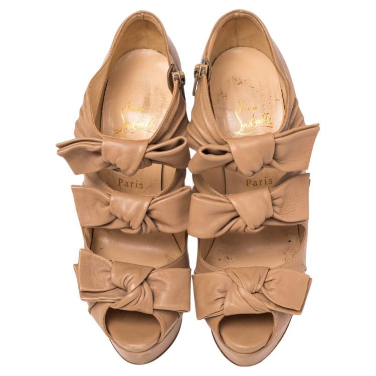 مملوكة مسبقًا Christian Louboutin Beige Leather Knotted Bow Peep Toe Pumps Size 39.5